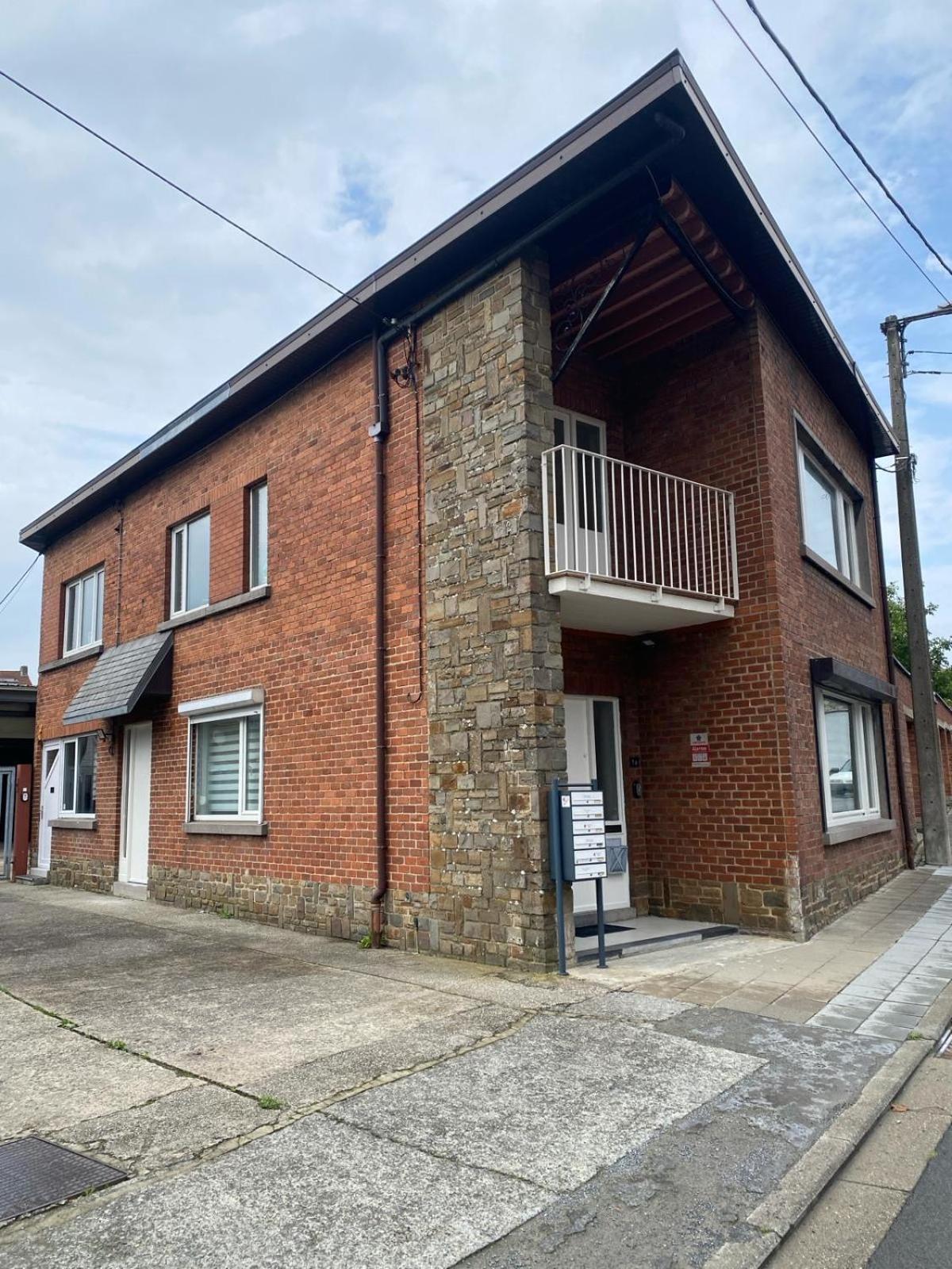 Superbe appartement lumineux ,super bien équipé avec WIFI-NetFlix Gratuit Charleroi Exterior foto